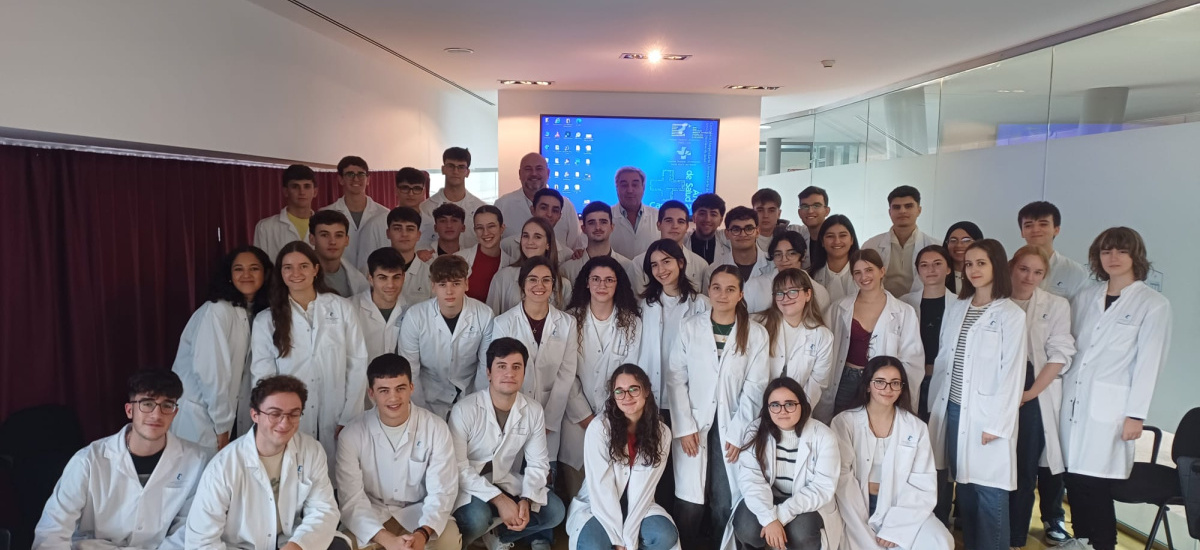 Estudiantes de Ingeniería Biomédica visitan los servicios de Anatomía, Análisis y Oncología del hospital Santa Lucía